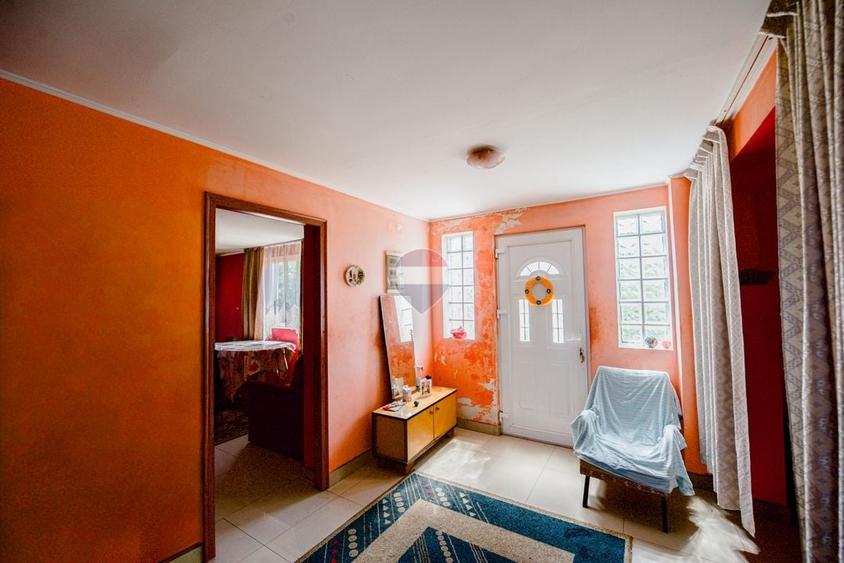 Casă individuală cu 5 camere cu Teren 490 Mp în Central