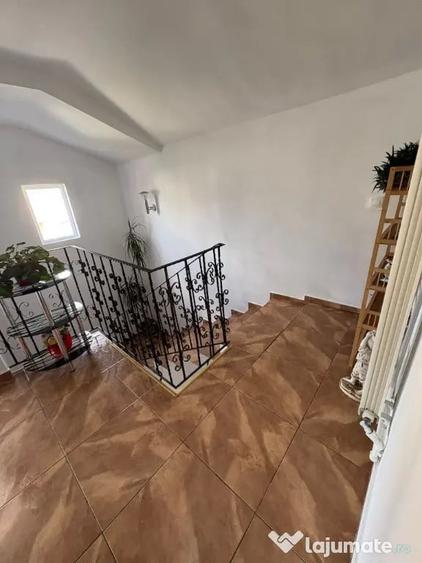 Casă cu 4 camere cu Teren 250 Mp în Central