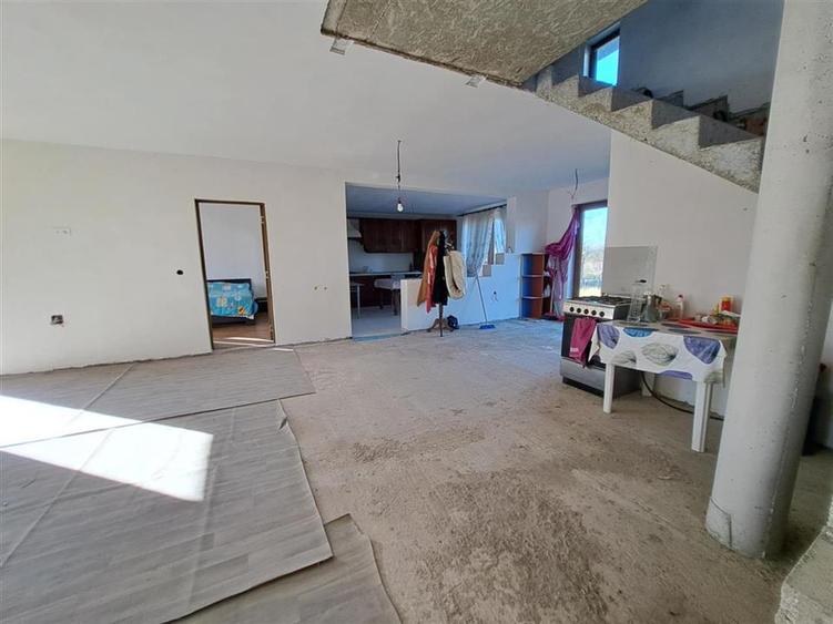 Casă individuală cu 6 camere cu Teren 1276 Mp în Lugașu de Sus