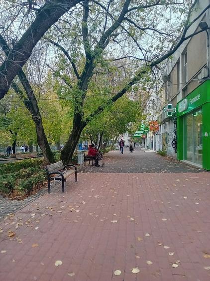 Apartament cu 4 camere decomandat în Titan