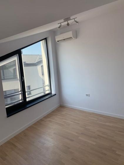 Casă cu 5 camere cu Garaj în Central