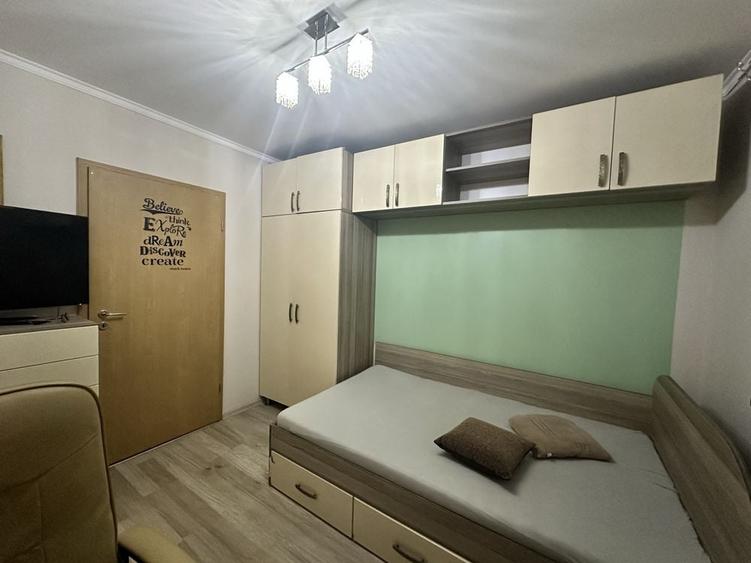 Apartament cu 3 camere decomandat în Exterior Vest