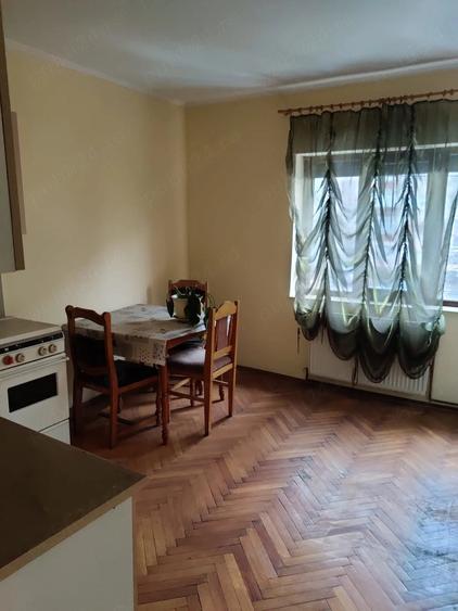 Casă cu 8 camere cu Teren 500 Mp în Iosia