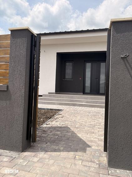 Casă cu 4 camere cu Teren 455 Mp în Șendreni