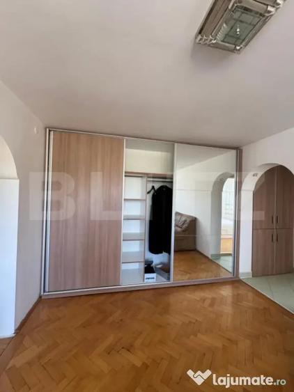 Apartament cu 3 camere semidecomandat, mobilat în Central