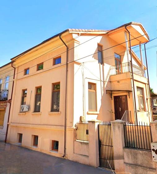 Casă individuală cu 9 camere cu Canalizare în Ultracentral