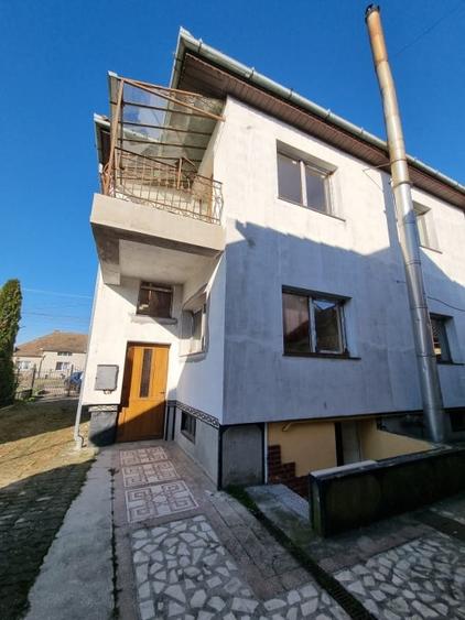 Casă individuală cu 8 camere cu Canalizare în Păulești