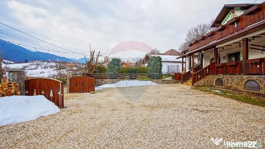 Casă cu 8 camere cu Teren 888 Mp în Sohodol