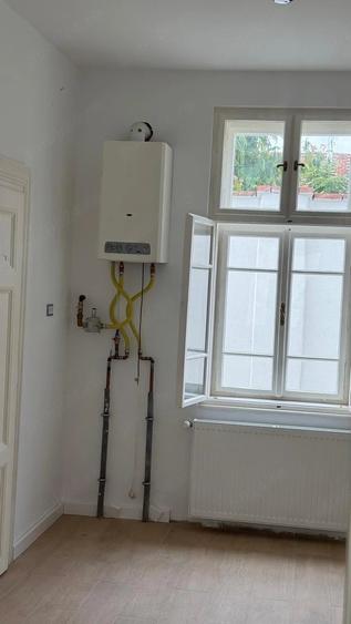 Casă cu 7 camere cu Teren 892 Mp în Central