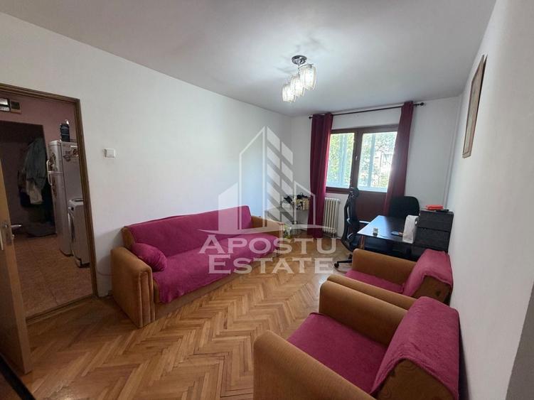 Apartament cu 3 camere semidecomandat în Dacia