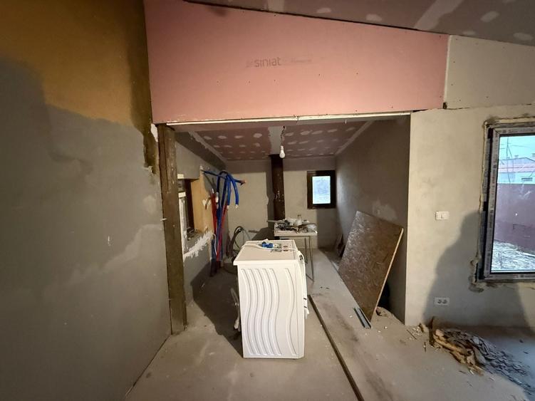 Casă individuală cu 4 camere cu Canalizare în Central