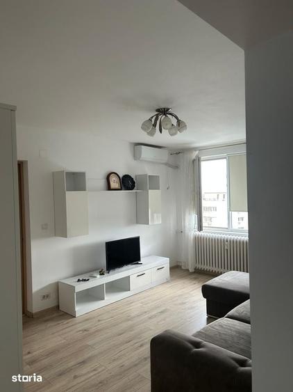Apartament cu 3 camere semidecomandat în Colentina