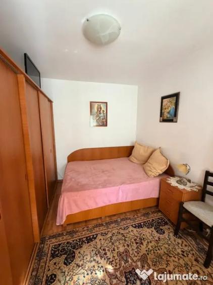 Apartament cu 3 camere semidecomandat în Casa de Cultură