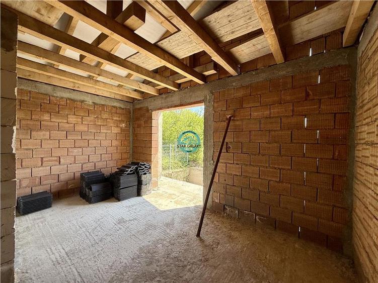 Duplex cu 4 camere cu Canalizare în Corunca
