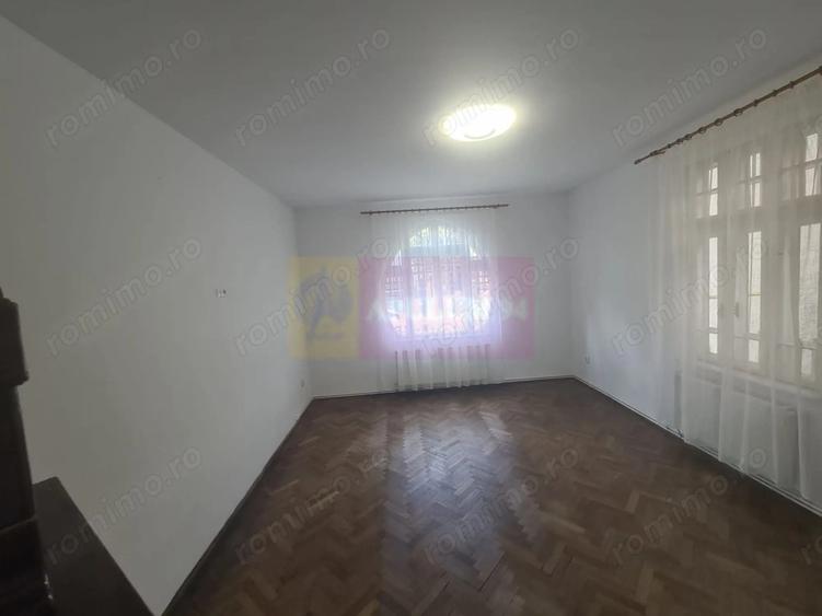 Casă cu 3 camere cu Canalizare în Central