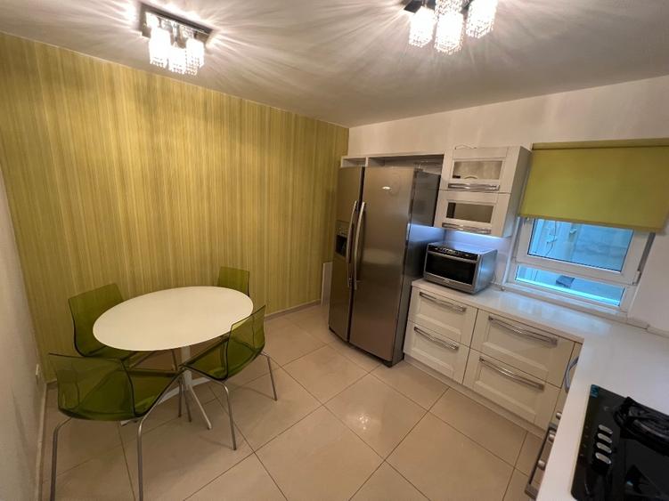 Apartament cu 4 camere decomandat, mobilat în Costin Georgian