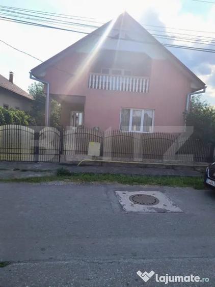 Casă cu 4 camere cu Teren 2064 Mp în Central