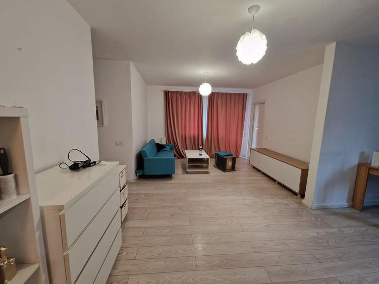 Apartament cu 3 camere semidecomandat, mobilat în Florești