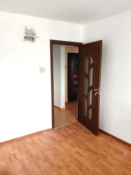 Apartament cu 4 camere semidecomandat în Micro 39