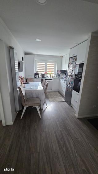 Apartament cu 3 camere în Micro 16