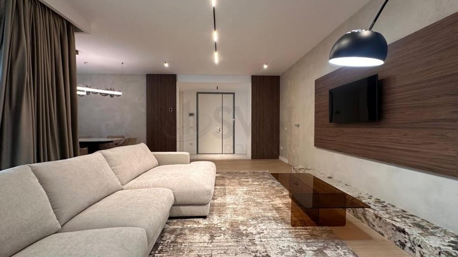 Apartament cu 4 camere semidecomandat, mobilat în Aviatorilor