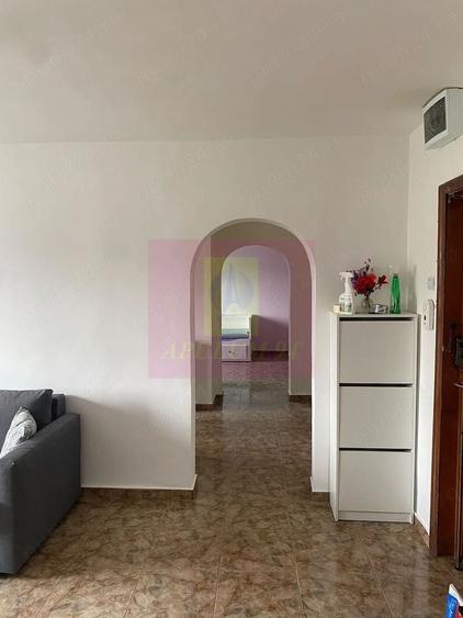 Apartament cu 4 camere semidecomandat în Văcăresti