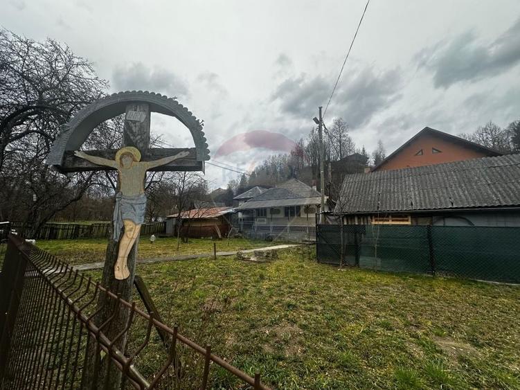 Casă cu 3 camere cu Teren 2885 Mp în Central