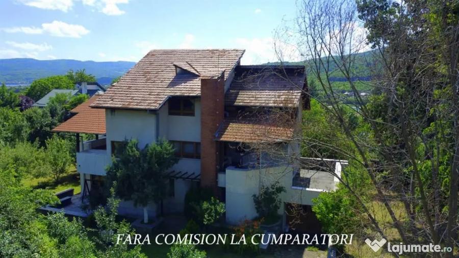 Casă cu 7 camere cu Teren 2328 Mp în Dăești