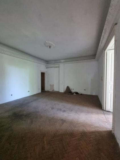Casă individuală cu 60 camere cu Canalizare în P-ța Universității