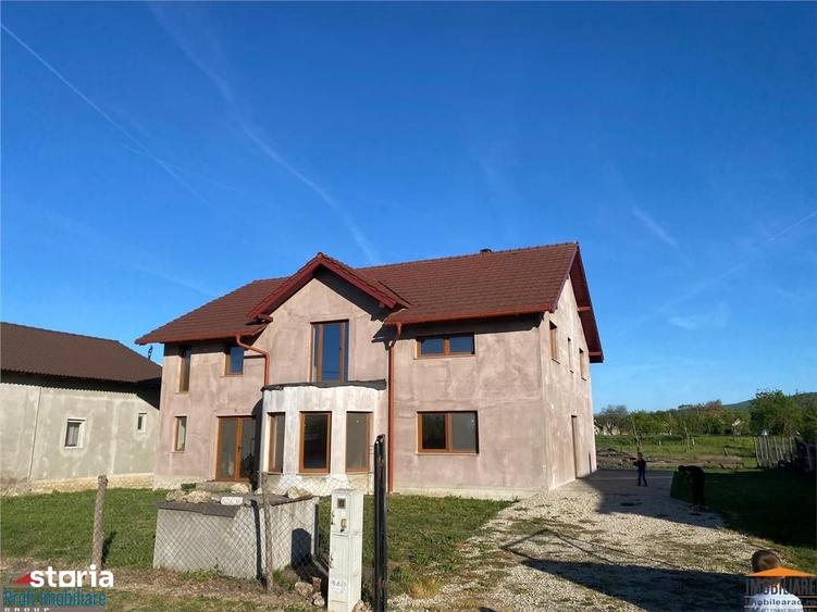 Casă cu 6 camere cu Teren 923 Mp în Târnova