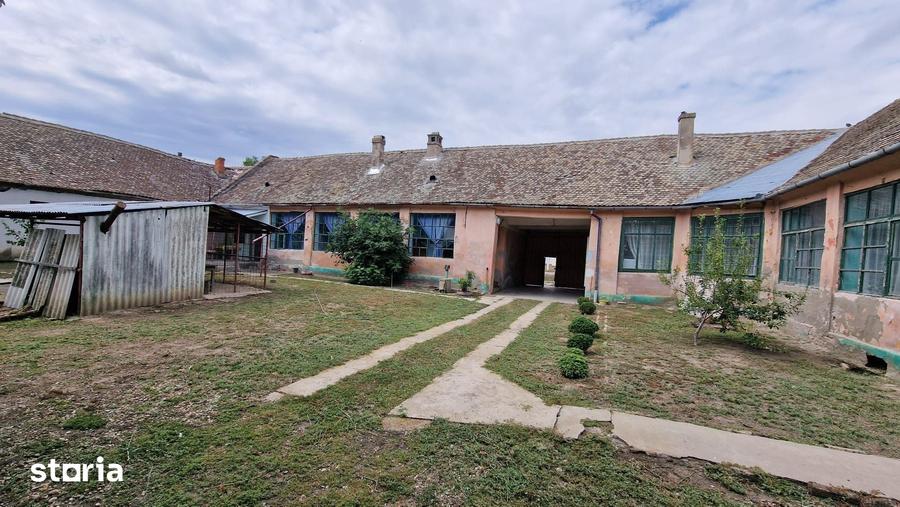 Casă cu 8 camere cu Teren 3651 Mp în Giulvăz