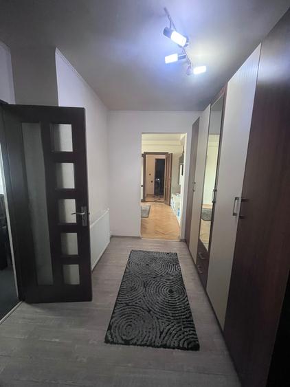Apartament cu 3 camere semidecomandat în Exterior Vest