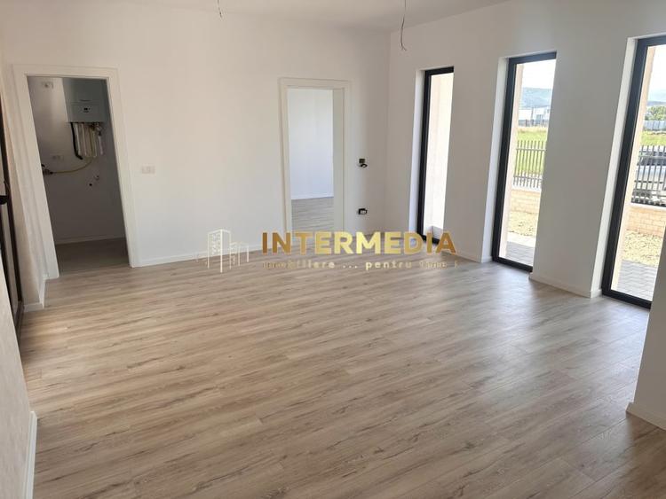Casă individuală cu 3 camere cu Canalizare în Micești