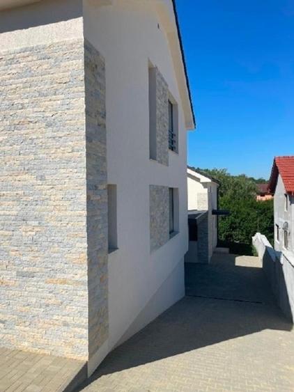 Duplex cu 4 camere cu Teren 250 Mp în Dezmir