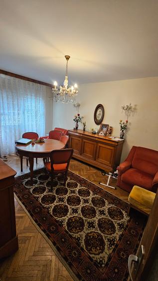 Apartament cu 3 camere decomandat în Drumul Taberei