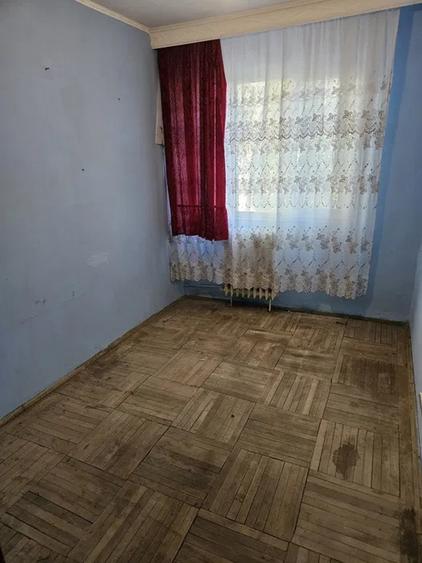 Apartament cu 3 camere semidecomandat în Km 4-5