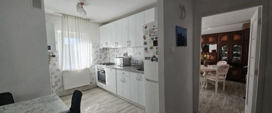Apartament cu 4 camere decomandat în Central