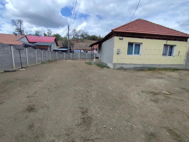 Casă cu 2 camere cu Teren 500 Mp în Central