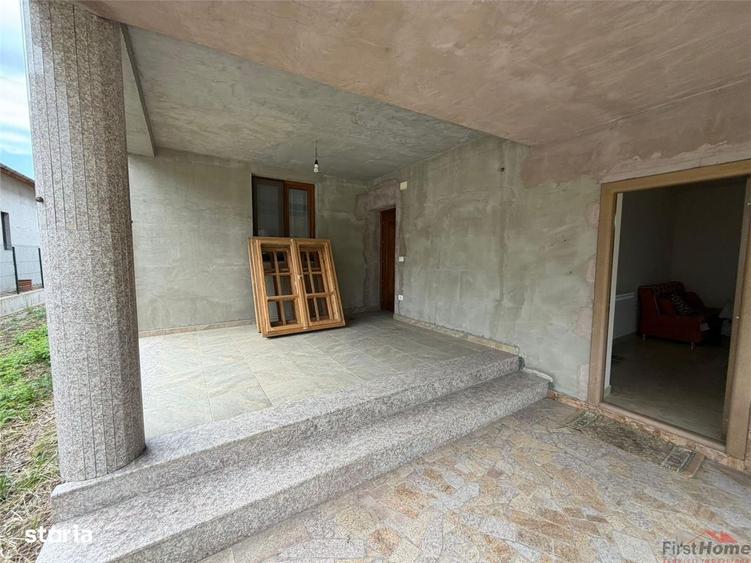 Casă cu 4 camere în Petrești