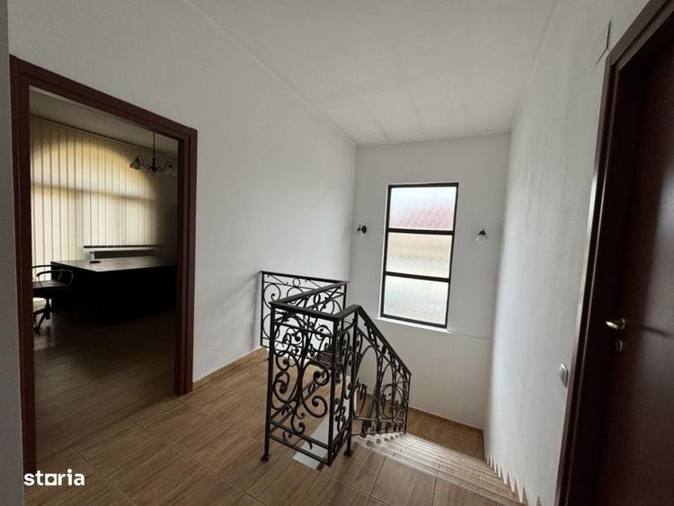 Casă cu 4 camere în Roșu