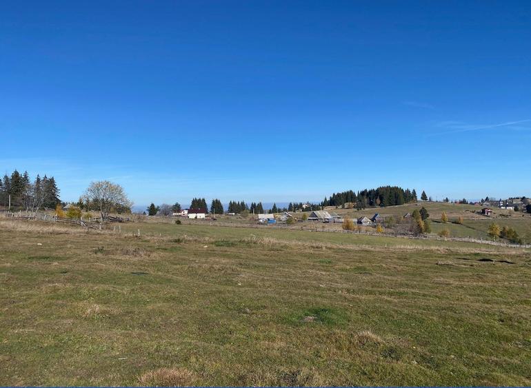 Teren Construcții intravilan de 1800 mp, în Mărișel