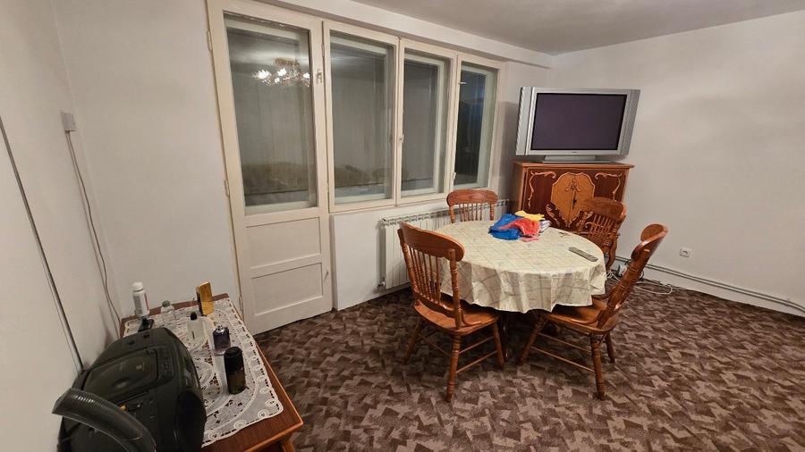 Apartament cu 3 camere semidecomandat în Sud-Vest