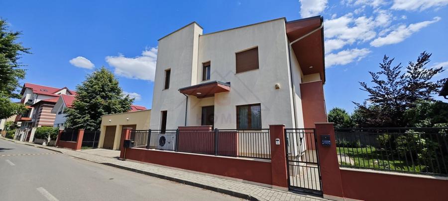 Casă individuală cu 8 camere cu Canalizare în Fratelia