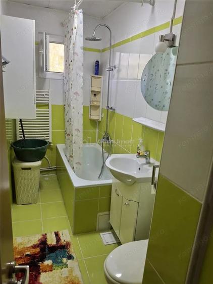 Apartament cu 3 camere semidecomandat în Micro II