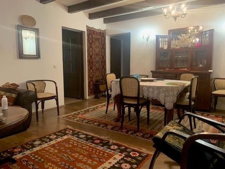 Casă individuală cu 6 camere cu Canalizare în Central