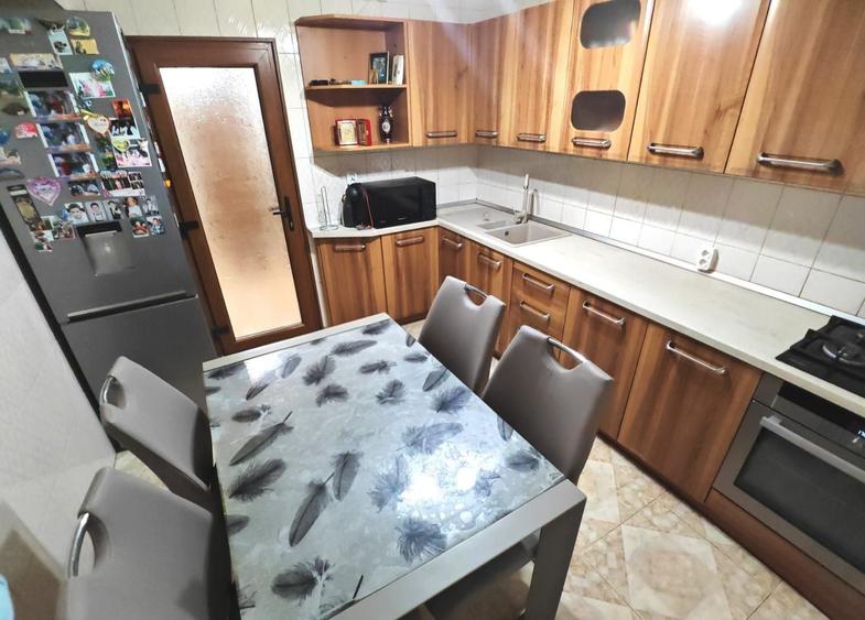Apartament cu 3 camere decomandat în Alexandriei