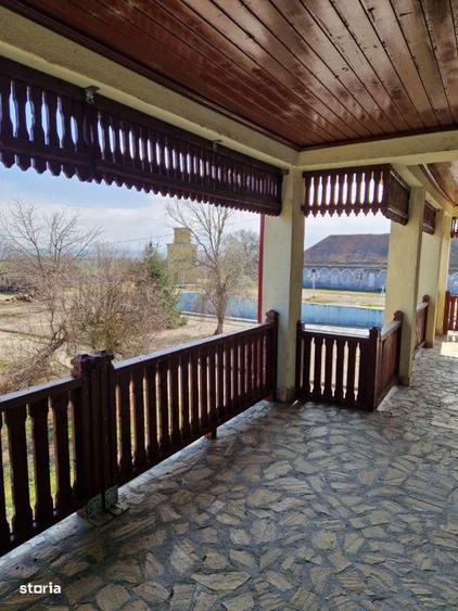 Casă cu 10 camere cu Teren 95000 Mp în Central