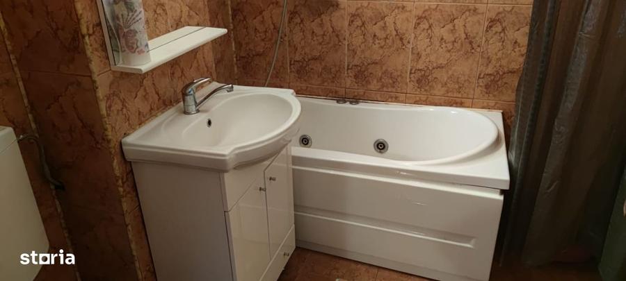 Apartament cu 3 camere decomandat, mobilat în Calea București