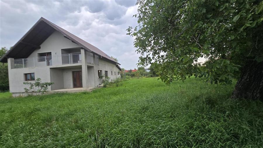 Casă cu 5 camere cu Teren 1483 Mp în Mitocu Dragomirnei