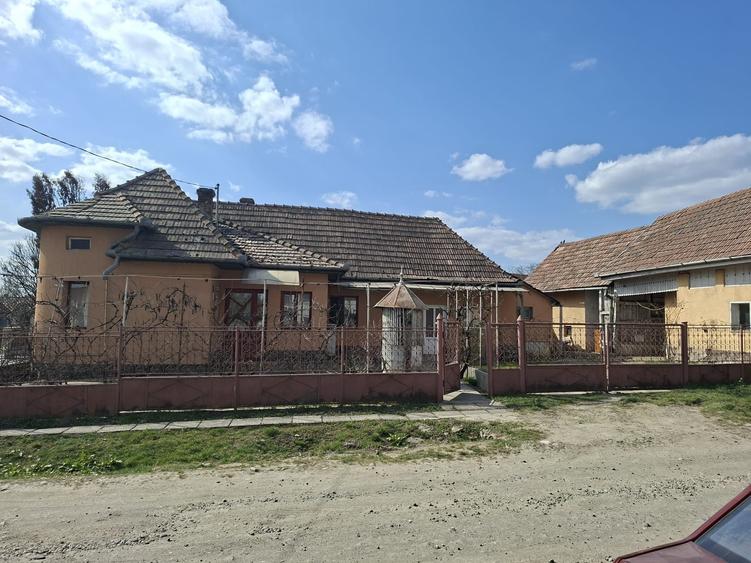 Casă cu 4 camere în Leordeni